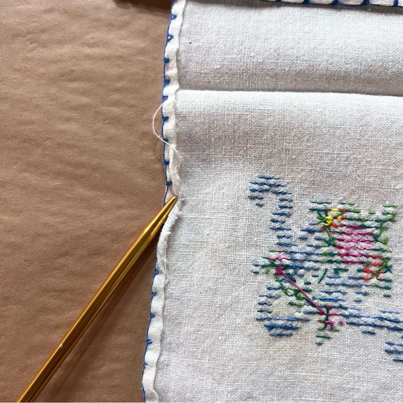 Vintage Set of 6 Hand Embroidered napkins, 2 different compatible designs - Picture 4 of 12